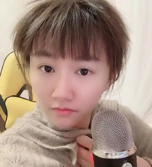 美女主播小苍心态爆炸,发自拍被粉丝称为男孩,满脸问号不知所措
