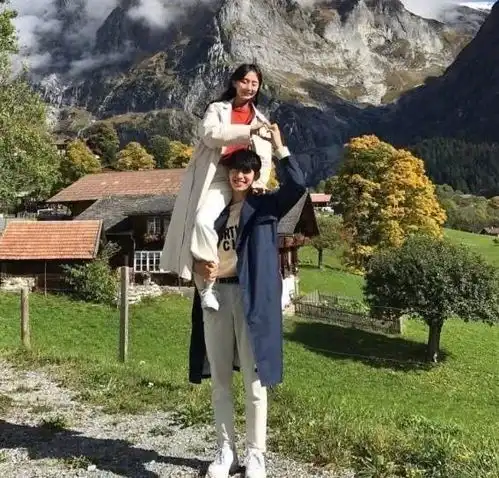 找个男朋友穿着情侣装拍一组这样的照片
