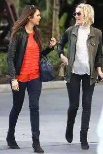 吸血鬼美妞妮娜杜波夫ninadobrev2013年街拍合辑阳光少女爱红色,修长美腿秀不停
