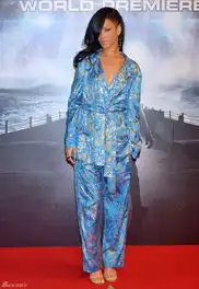 高清图蕾哈娜连身装亮相战舰日本首映礼
