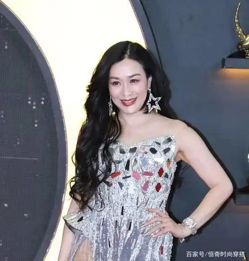 50岁的钟丽缇依旧性感撩人,简直冻龄女神一枚
