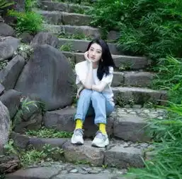 白t与牛仔裤相结合,诠释少女的清新与活力
