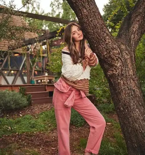 米兰达可儿穿黑色吊带好瘦,才生完3胎不久啊富婆赚钱太拼了吧
