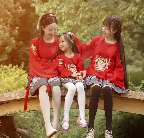 都说邱淑贞女儿颜值高,看到朱茵女儿,网友心动了,小紫霞仙子
