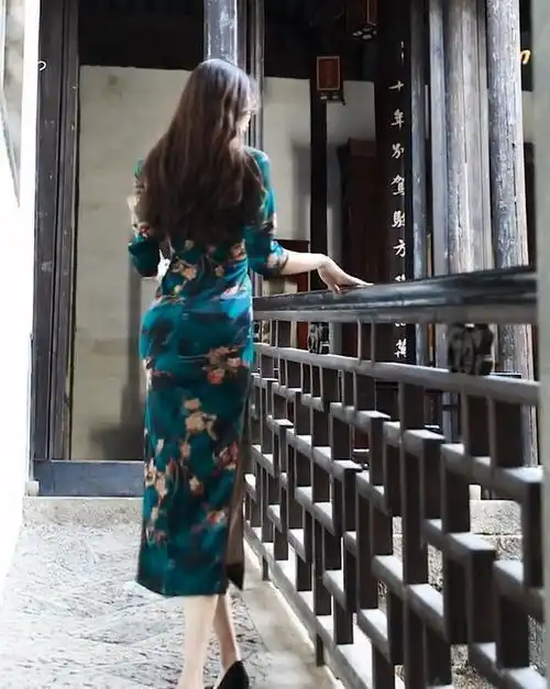 小姐姐穿着旗袍连背影都很美,不转身也透着女性古典端庄的美
