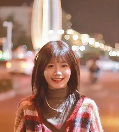 今年火了一种发型叫锁骨烫,气质高级又迷人,适合40岁女人
