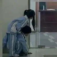 两个穿校服的小孩爬门口偷看是什么电影
