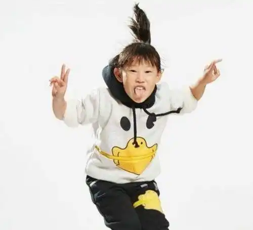 她曾是最丑星二代,因长得像爸爸自卑不愿去上学,如今变成小淑女

