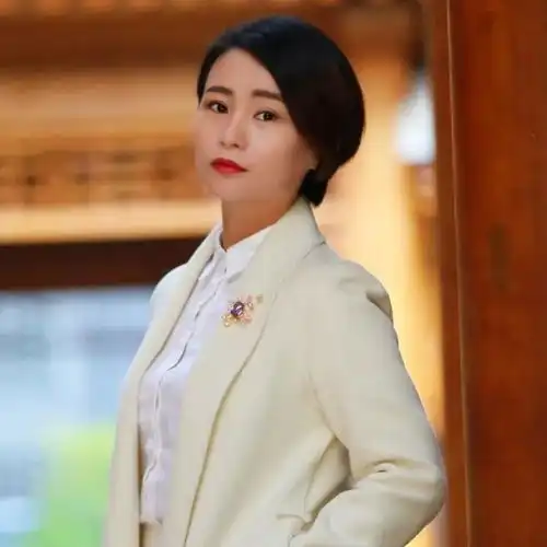 赫拉臻藏百变女王刘涛,有多美就有多拼
