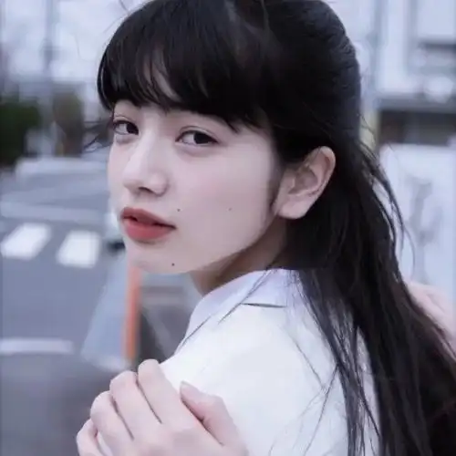 高级感十足女生头像
