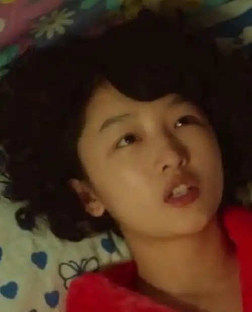 周冬雨替身竟跟她长一模一样4张照片中,能1秒认出本尊来很难
