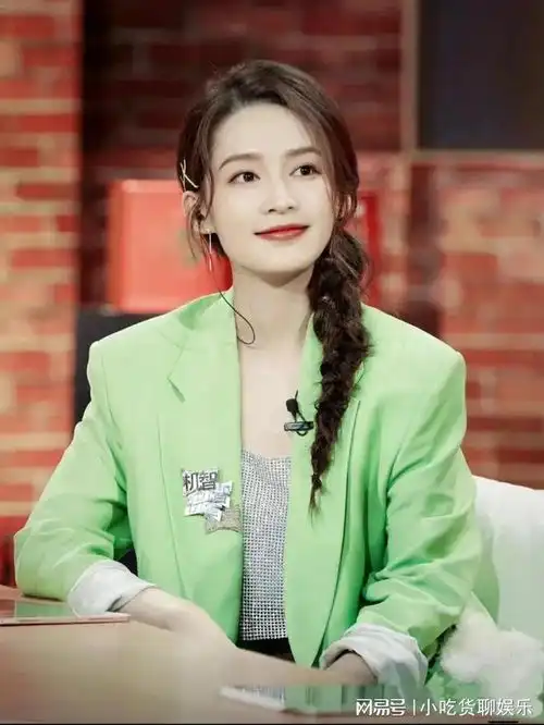 李沁的童颜配上这身薄荷绿,简直就是嫩上加嫩,清新又减龄,喜欢
