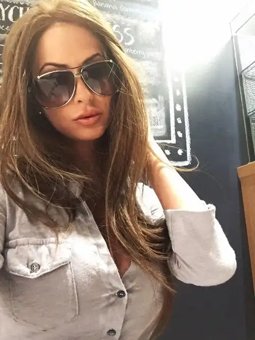 艾米丽艾迪生emilyaddison蓝色眼睛棕色头发和性感的身材
