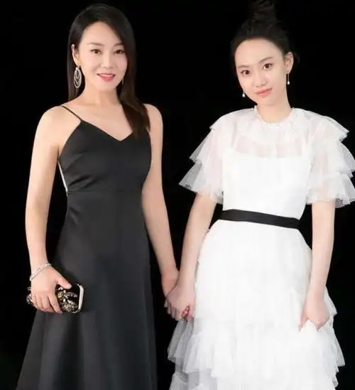 闫妮与大女儿合照被晒出,容貌气质犹如复制粘贴,看上去就像姐妹
