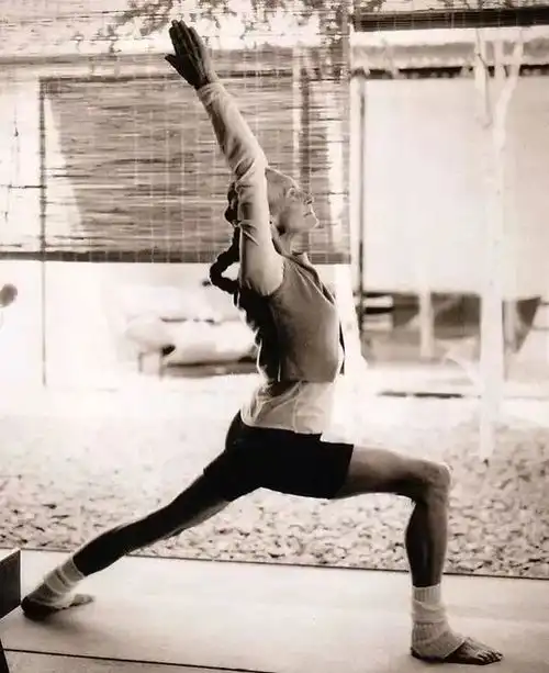 瑜伽健身被偷拍,她73岁成了中国最美瑜伽奶奶
