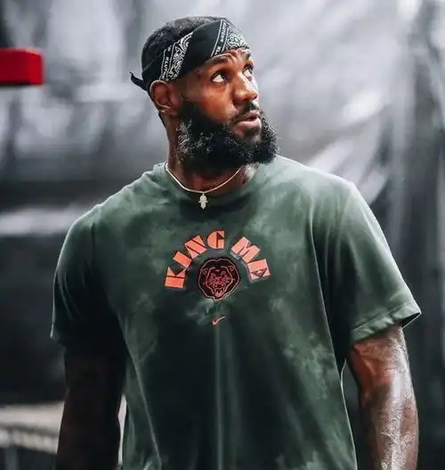 比赛训练结束后,詹姆斯为何要在自己腰间缠上保鲜膜呢
