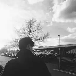 黑白个性霸气男生微信头像
