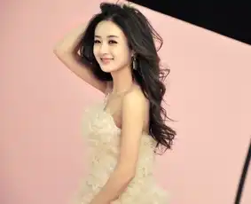 赵丽颖性感美肩小细腿有招
