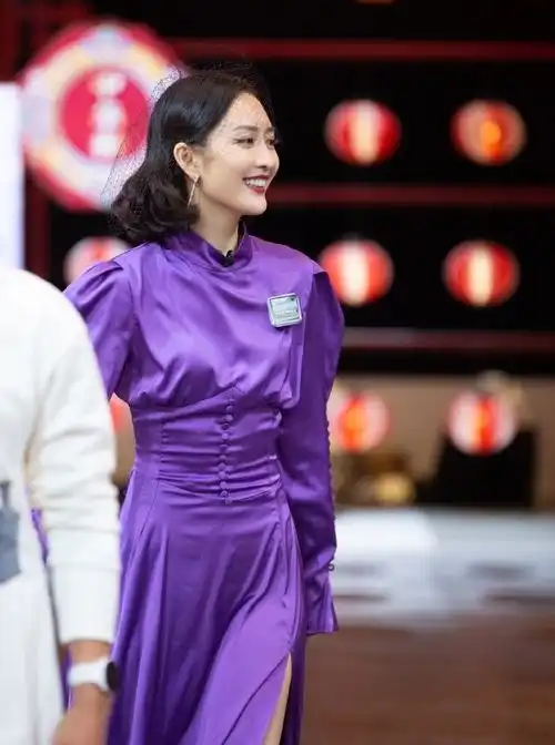 王鸥新造型太撩人了穿复古紫色长裙风情万种,越看越心动
