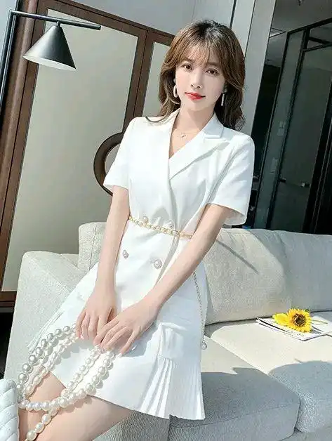 既有柔美小女人西装高级酷感,又有连衣裙的柔美和优雅翻领
