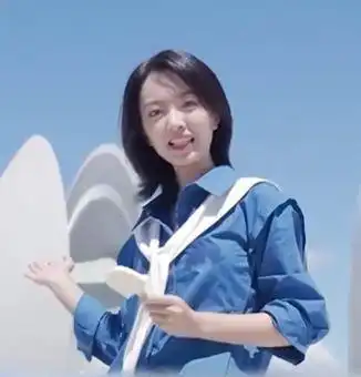 央视又一美女记者爆红罗平章长相甜美有明星相,撞脸当红小花
