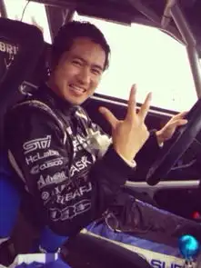 韩寒32岁生日晒照记录成长历程小野撇舌卖萌
