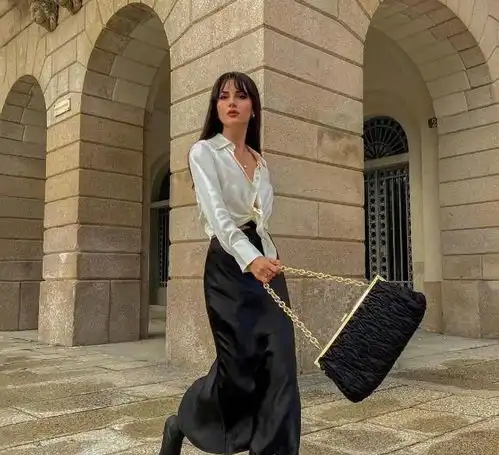 年过50的女人,穿衣打扮别作妖,只要做到不装嫩也不显老就好看
