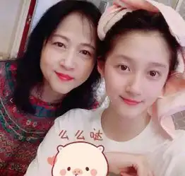 都说蒋依依妈妈美,那你肯定没见过关晓彤妈妈,网友被惊艳了
