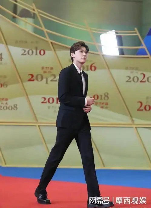 黄牛有多疯狂百花奖李易峰朱一龙签名被抠图,座位标签都不放过
