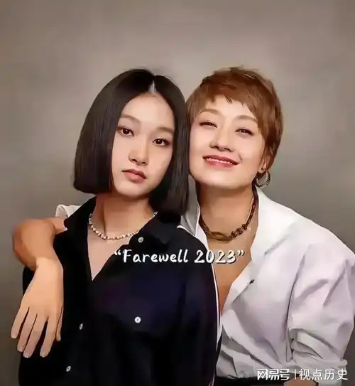 文章和马伊琍的女儿文爱马如今已经出落得亭亭玉立

