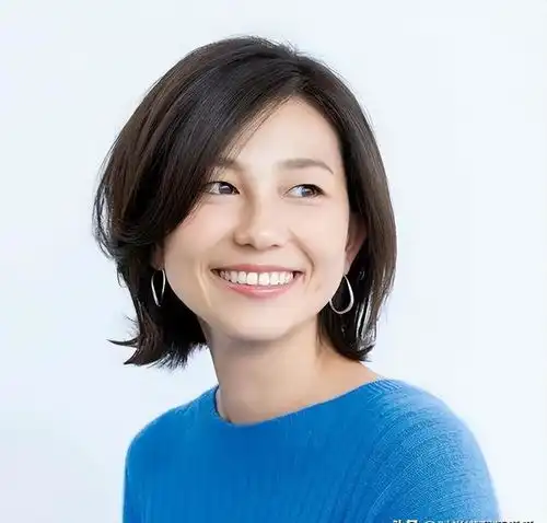 女人过了50岁就别留长发烫小卷了试试这3种发型,更洋气减龄
