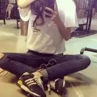 qq头像盘腿坐女生盘腿坐着的女生霸气qq头像
