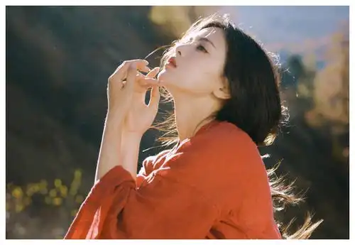 杨超越太有梗拍写真时成古风红衣侠女,转身就带沈腾手机壳上班
