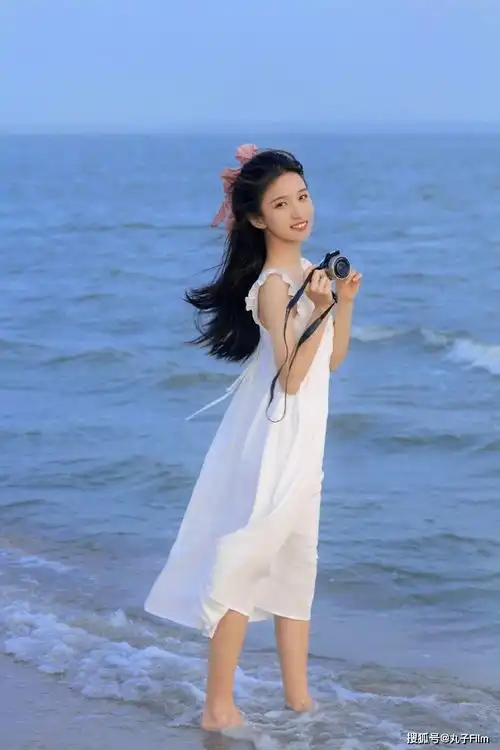 性感美女时尚写真海边少女吊带白裙长发飘飘,清纯唯美迷人

