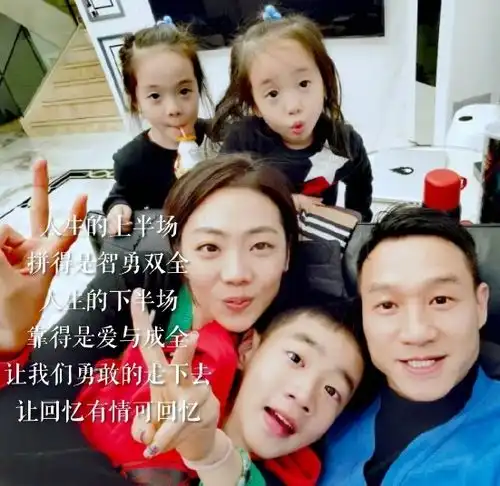 杨威晒儿子打高尔夫,12岁杨阳又瘦又高变化大,手臂肌肉线条抢镜
