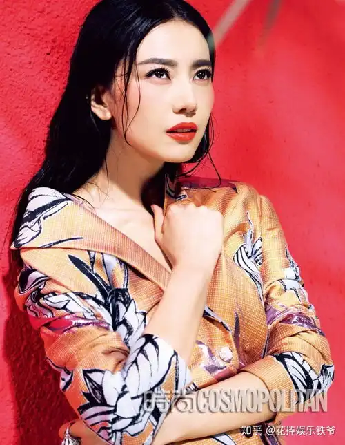 高圆圆翻包植入商业授权多少,演艺圈里公认的颜值与口碑俱佳的女星,粉丝观众心目中的冻龄女神
