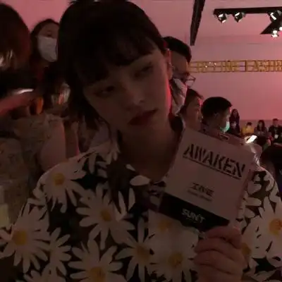 又酷又飒的女生头像
