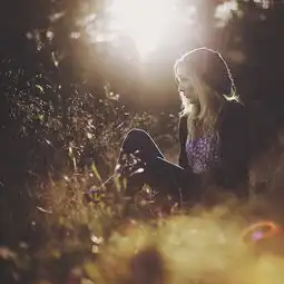 自由洒脱萧索秋日里的温暖少女人像
