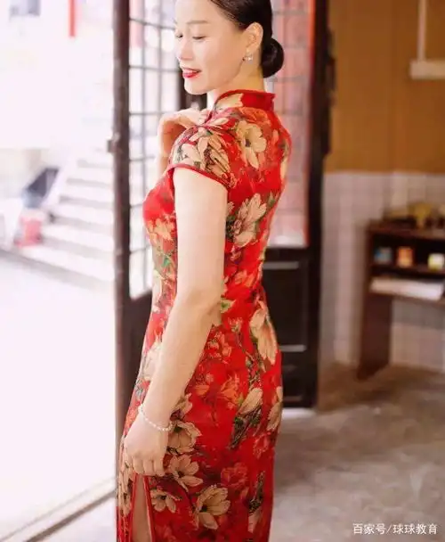 高中老师集体穿旗袍讨好彩头,女老师风情万种,男老师一言难尽
