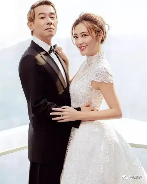 秀恩爱各出绝招陈小春应采儿结婚9年拍4次婚纱照,tvb视帝不接受老婆整容,她是最美的
