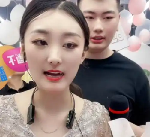 大衣哥真宠新儿媳,与儿子小伟加入直播带货行列,前儿媳处境尴尬
