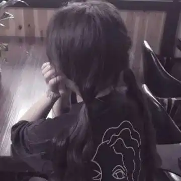 可爱扎辫子女生背影头像
