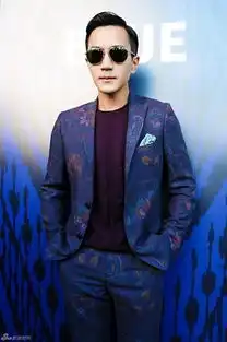 花美男称霸男装周老帮菜靠光脚遛狗抢戏扭乾坤
