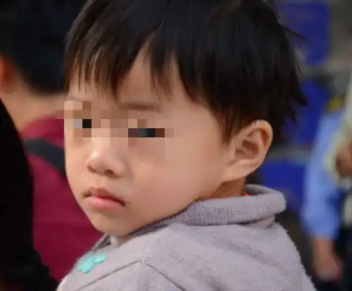4岁男童溜出幼儿园,险被人贩带走,幸得好心民警及时出手
