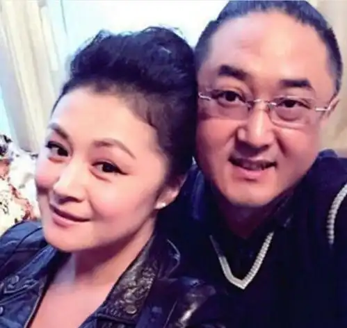 赵本山小姨子与老公合照,婚后不生育,与赵本山女儿非常相像
