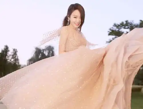 武林外传佟湘玉扮演者47岁了,逆生长获团宠,被4人合力抬起
