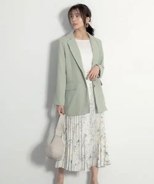 女生穿西装,除了是轻熟小女人,还有霸道女总裁既视感
