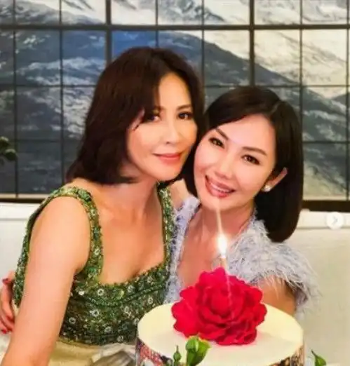 刘嘉玲不带梁朝伟自己开派对穿吊带秀身材,54岁美过小闺蜜
