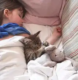 3岁画画,一幅涂鸦赚830英镑,百万粉丝夸她是天才,其实她只是被猫咪治愈了的自闭症儿童
