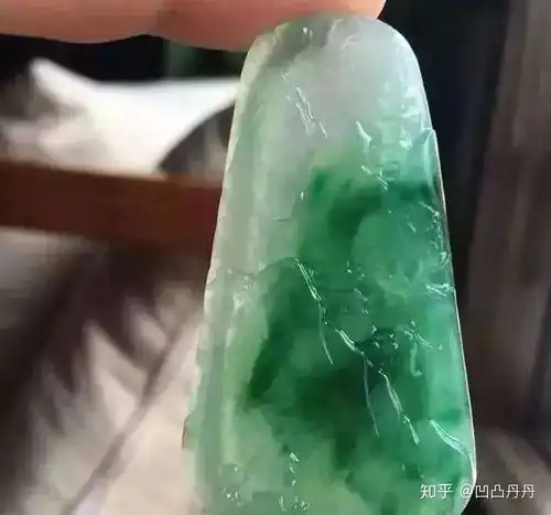 3200入手的翡翠原石,切出的绿带子很是惊艳,老板气得直跺脚
